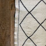 Berber carpet in beige wool with diamonds 140x105