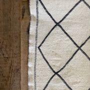 Tapis berbère en laine beige à  losanges 140x105