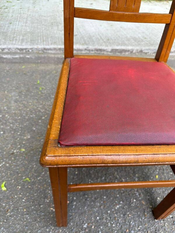 Paire de chaises art déco en chêne massif et cuir bordeaux vers 1940