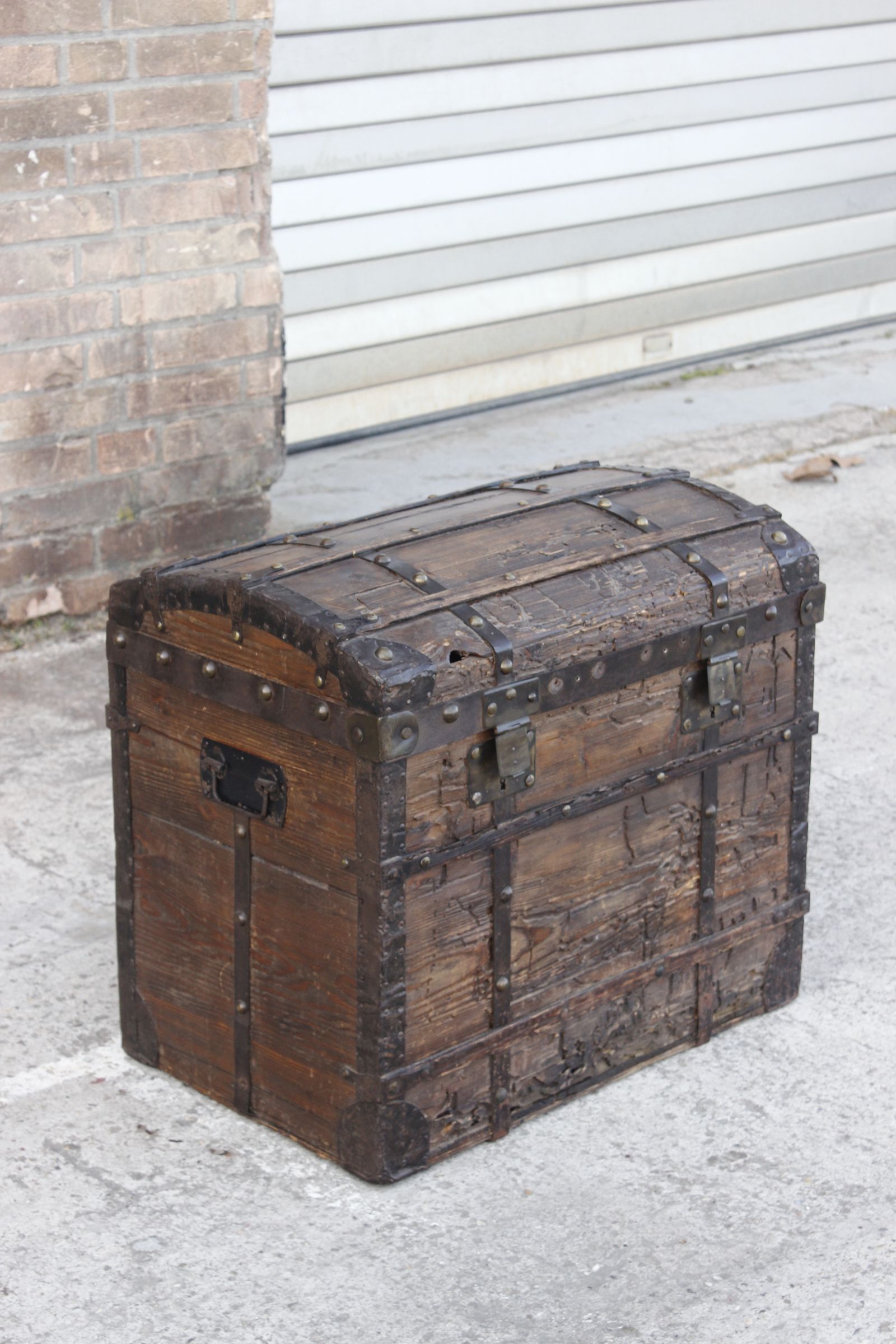 Chest or travel trunk in wood and wrought iron, 18th century