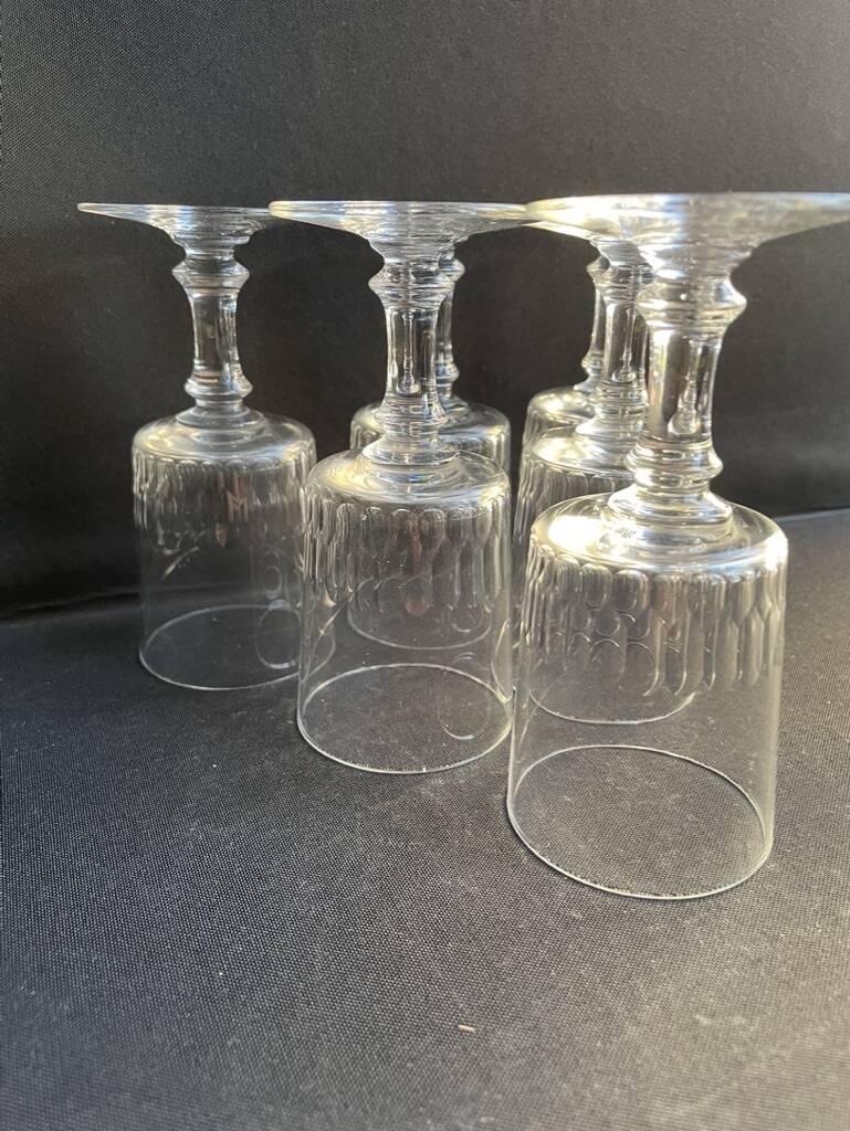 6 wine glasses – light cut crystal