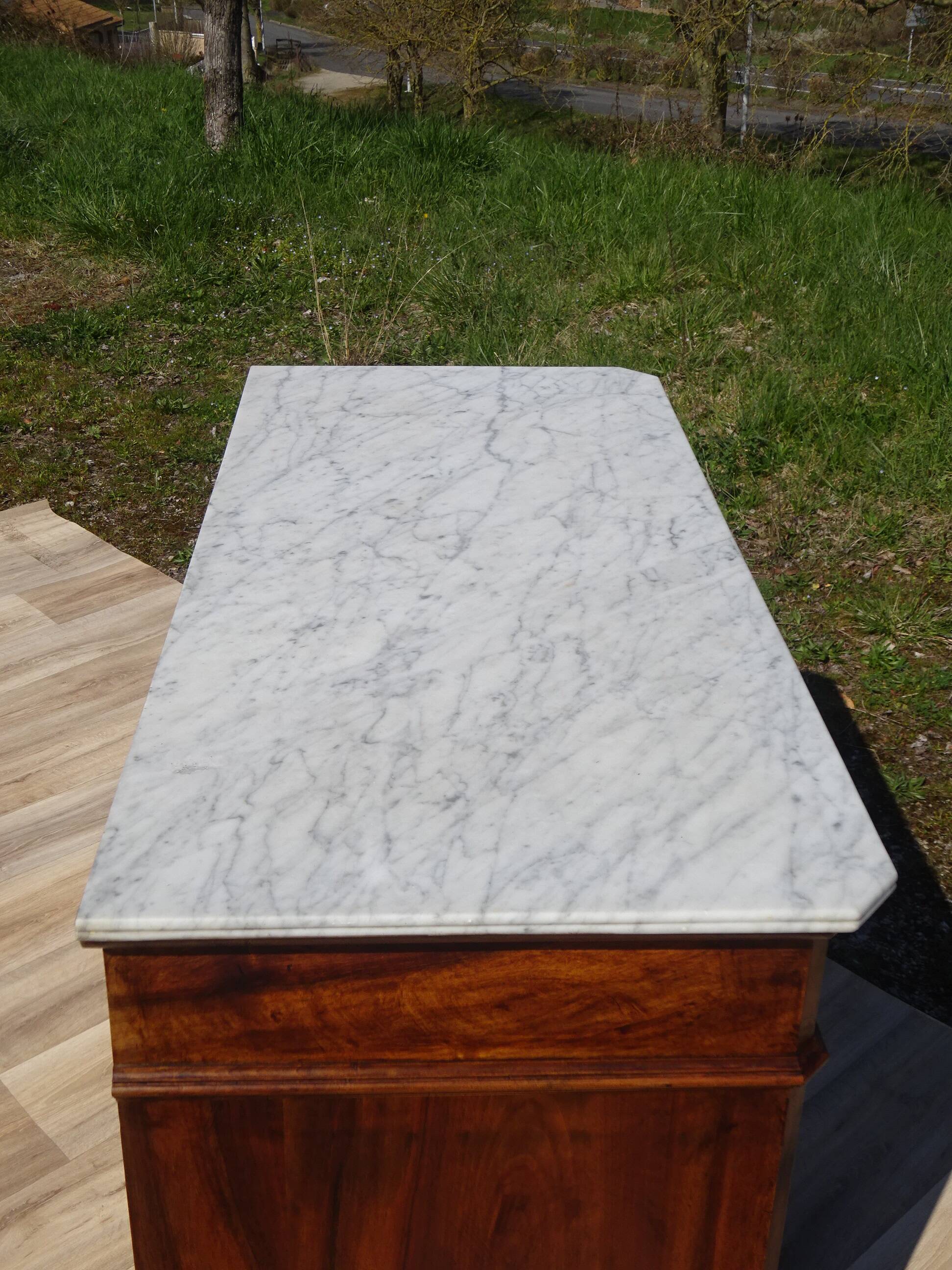 Commode en noyer de style et époque Louis Philippe