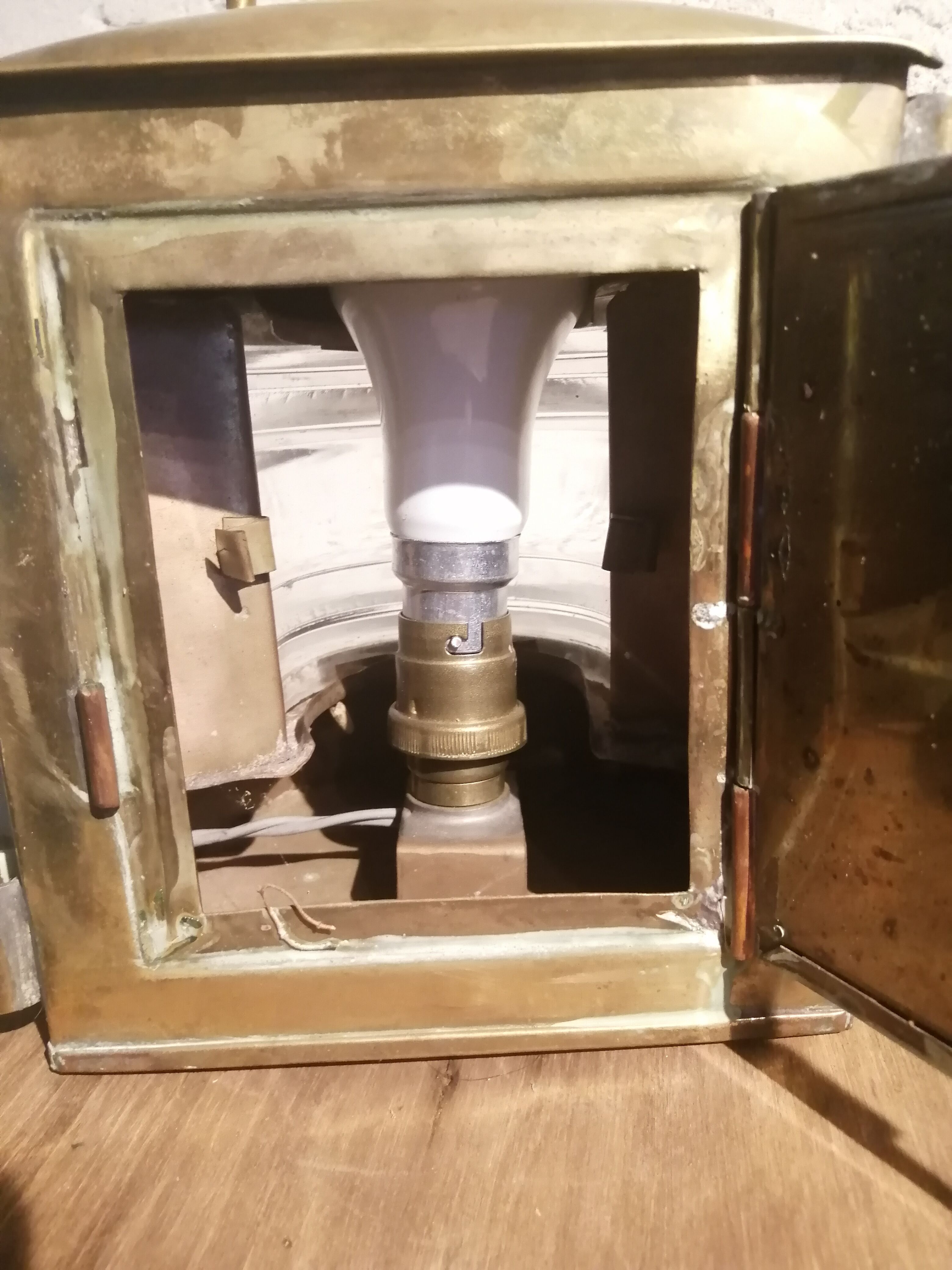 Navy lamp in brass LDF