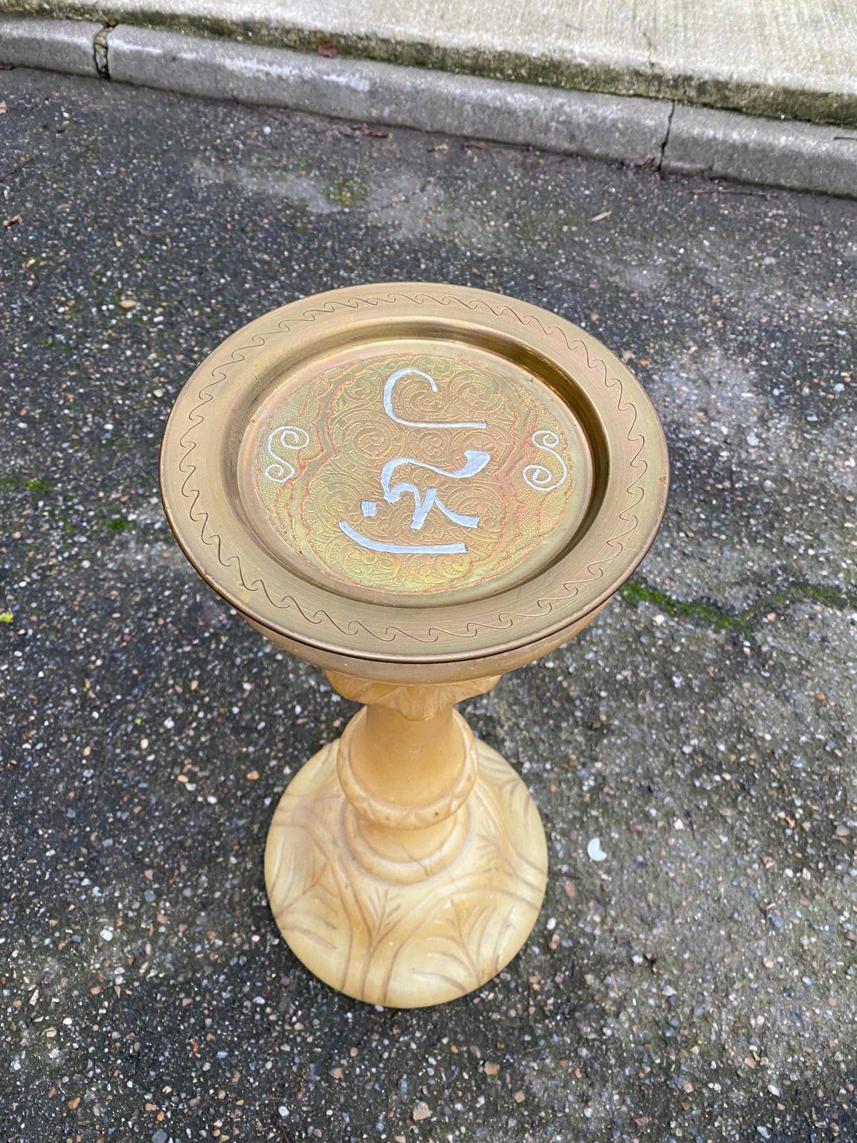Round pedestal table with a central base in sculpted alabaster marble, 52cm.
