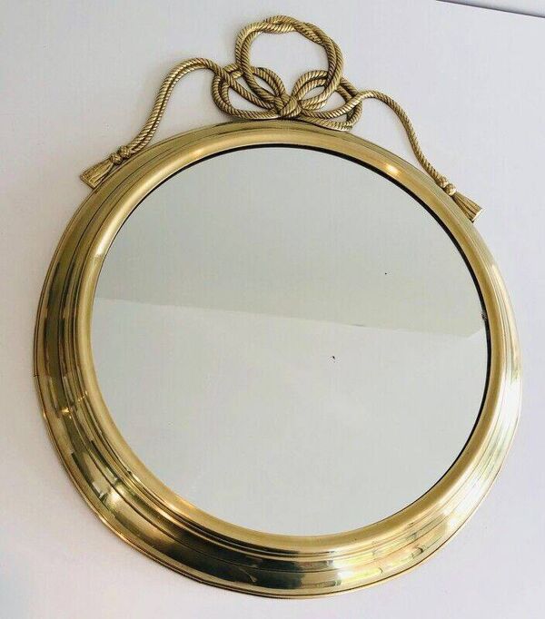 Grand miroir décoratif ovale en laiton orné d'un important nœud torsadé