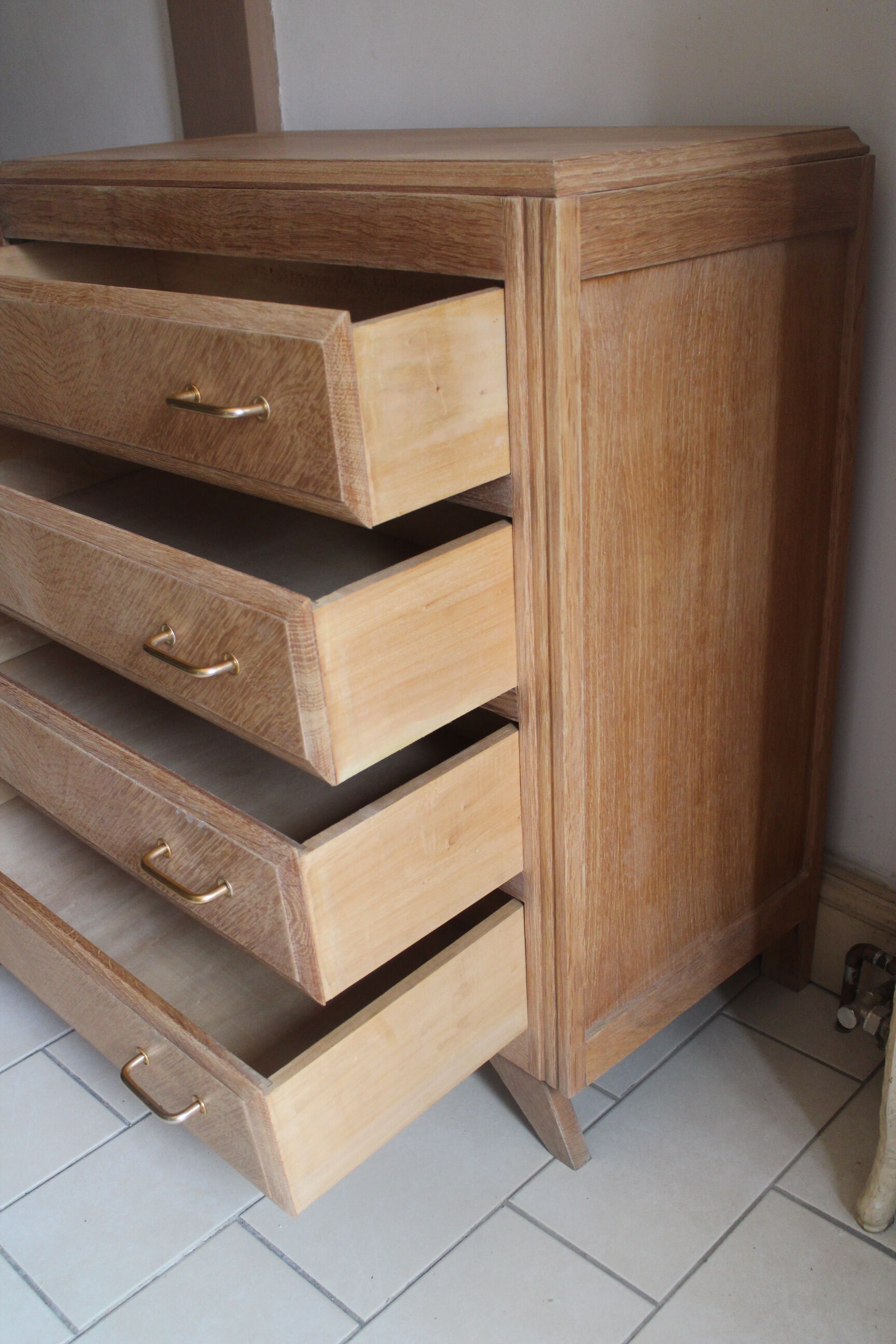 Commode aux pieds compas en bois brut