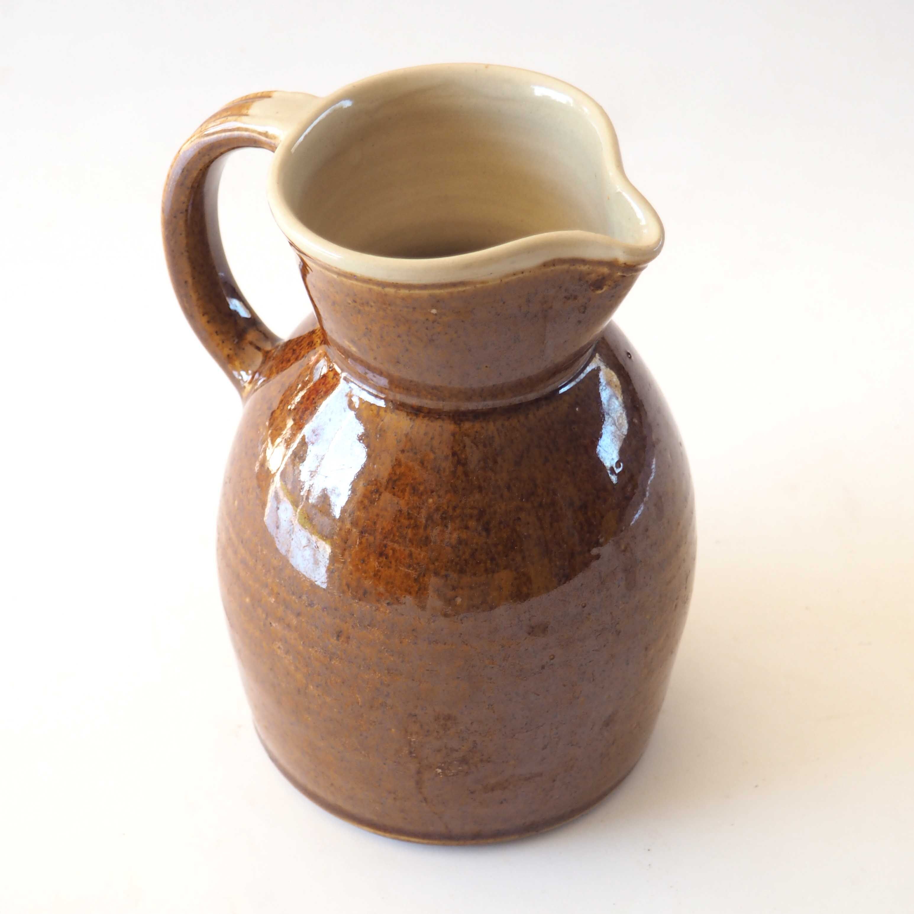 Sandstone pitcher of Berry
