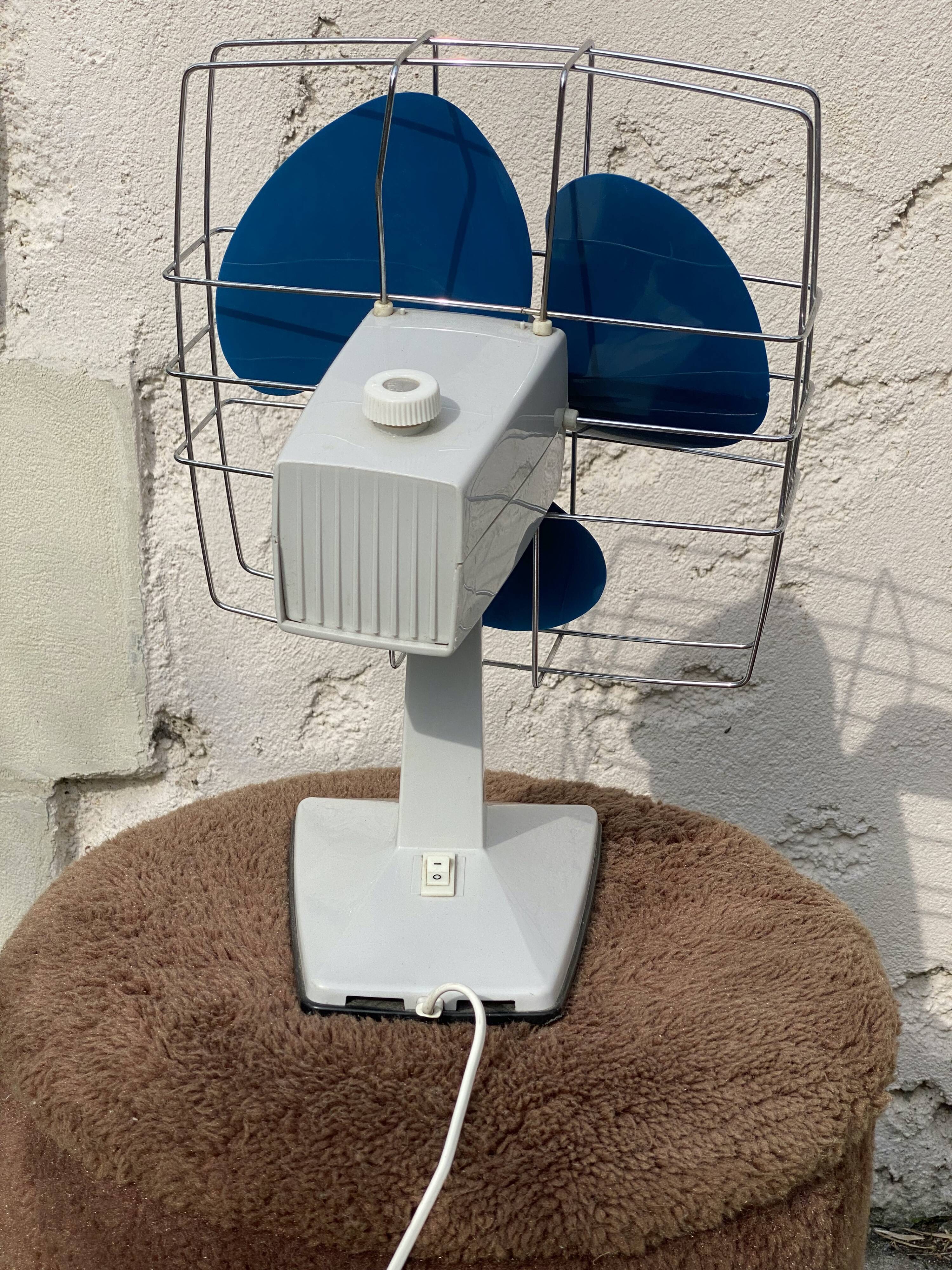 Vintage fan calor 1970 blue and white