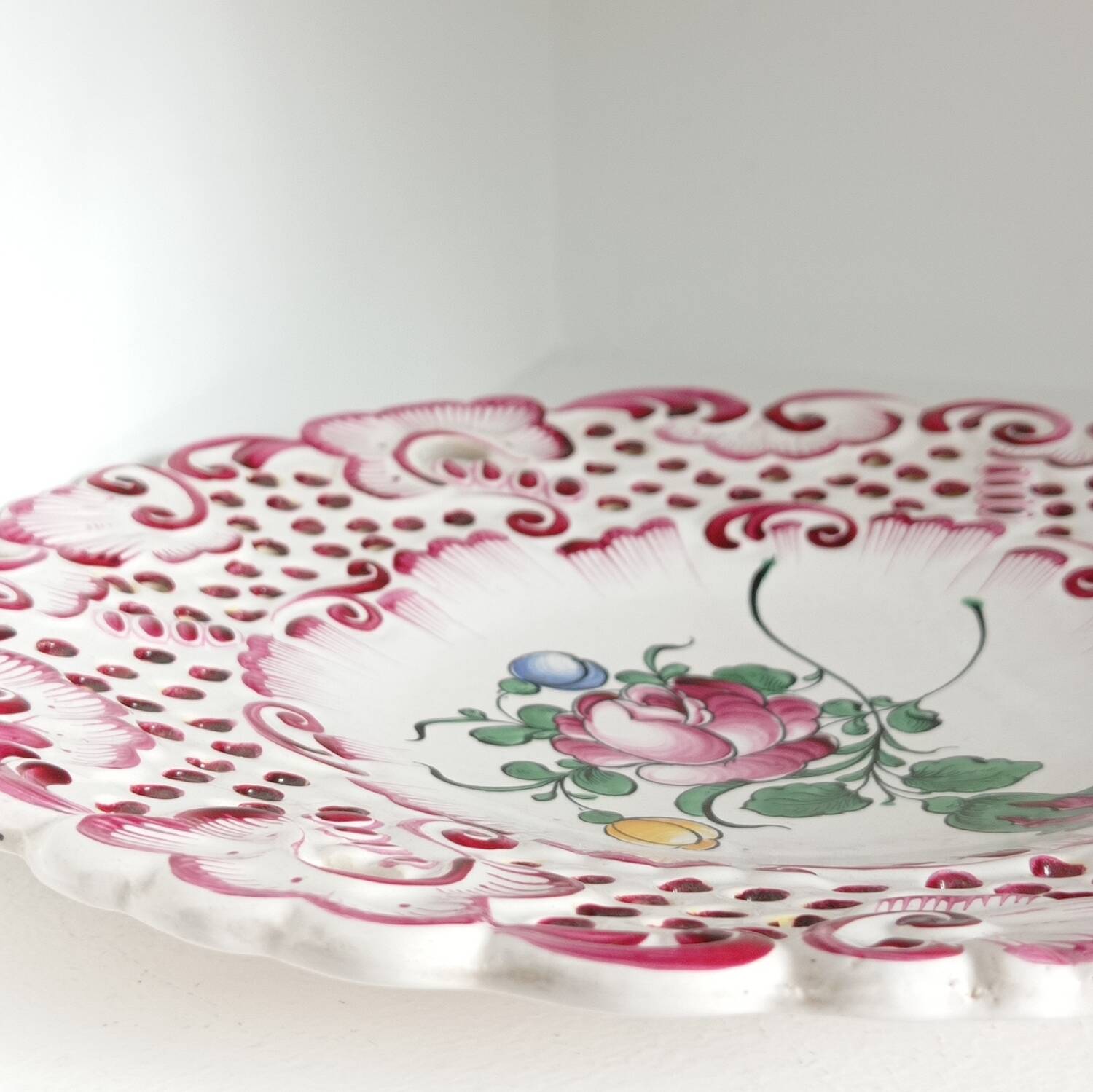 Decorative plate with openwork floral decoration