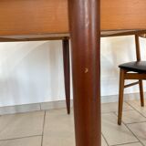 Extendable teak round table