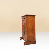 Armoire belge à une porte sculptée à la main du XVIe siècle en chêne massif