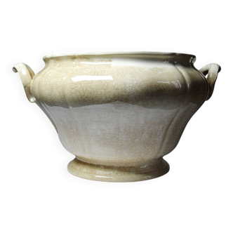 Large antique soup tureen Villeroy & Boch 1890-1910 with beautiful signs of use.