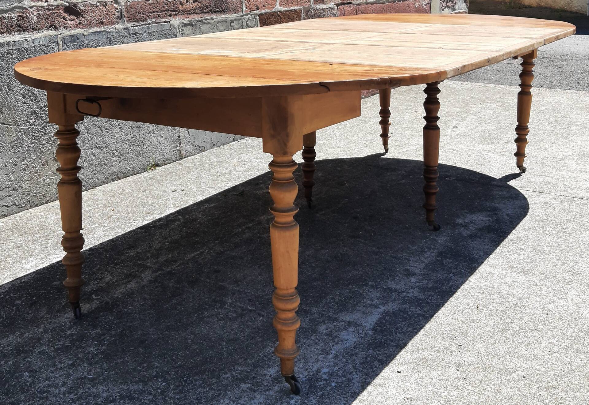 Extendable round table (with extensions and flaps), cherry wood.