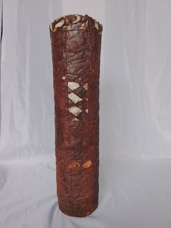Vase en terre cuite à décor tribal