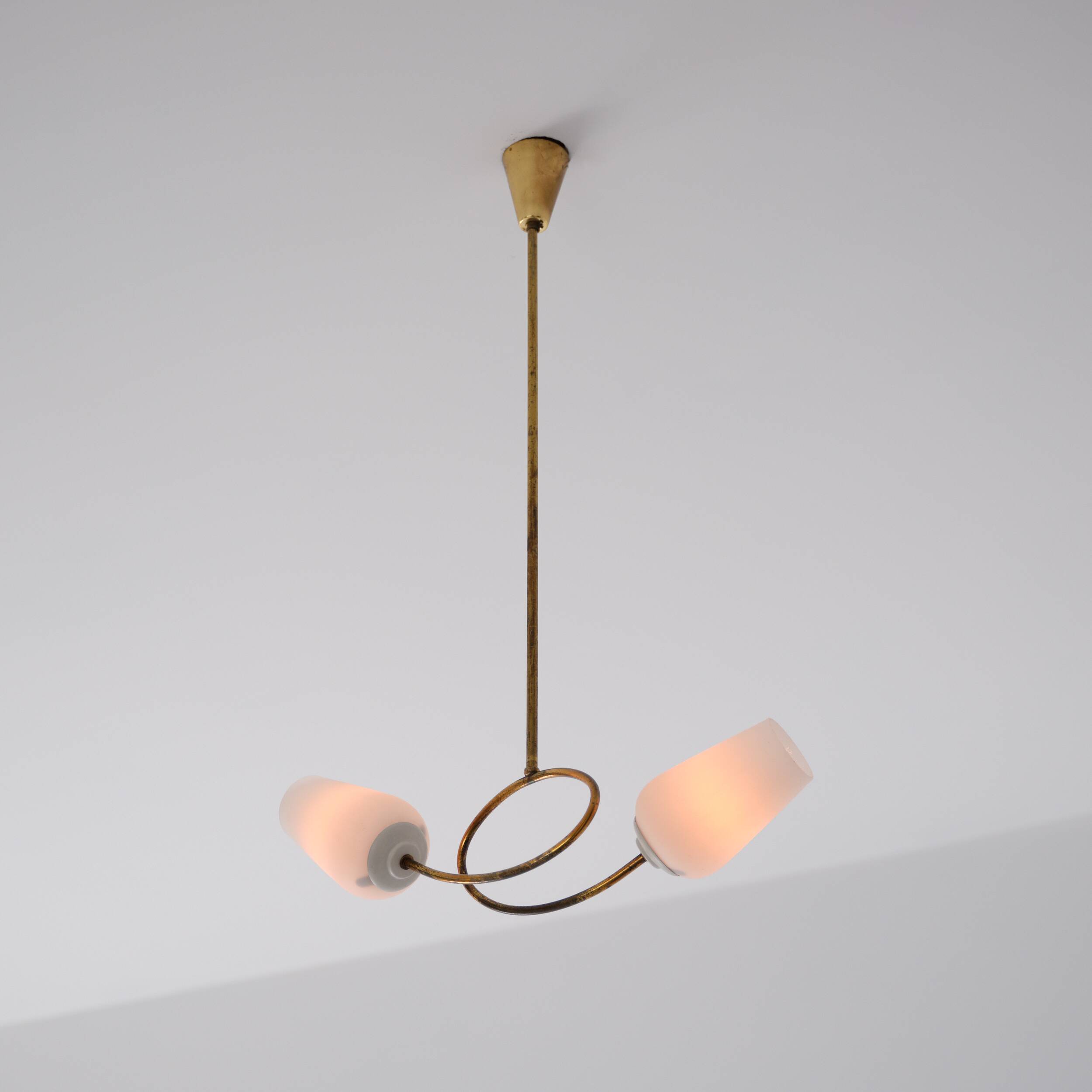Lustre en laiton des années 1950 avec deux abat-jour en verre opalin