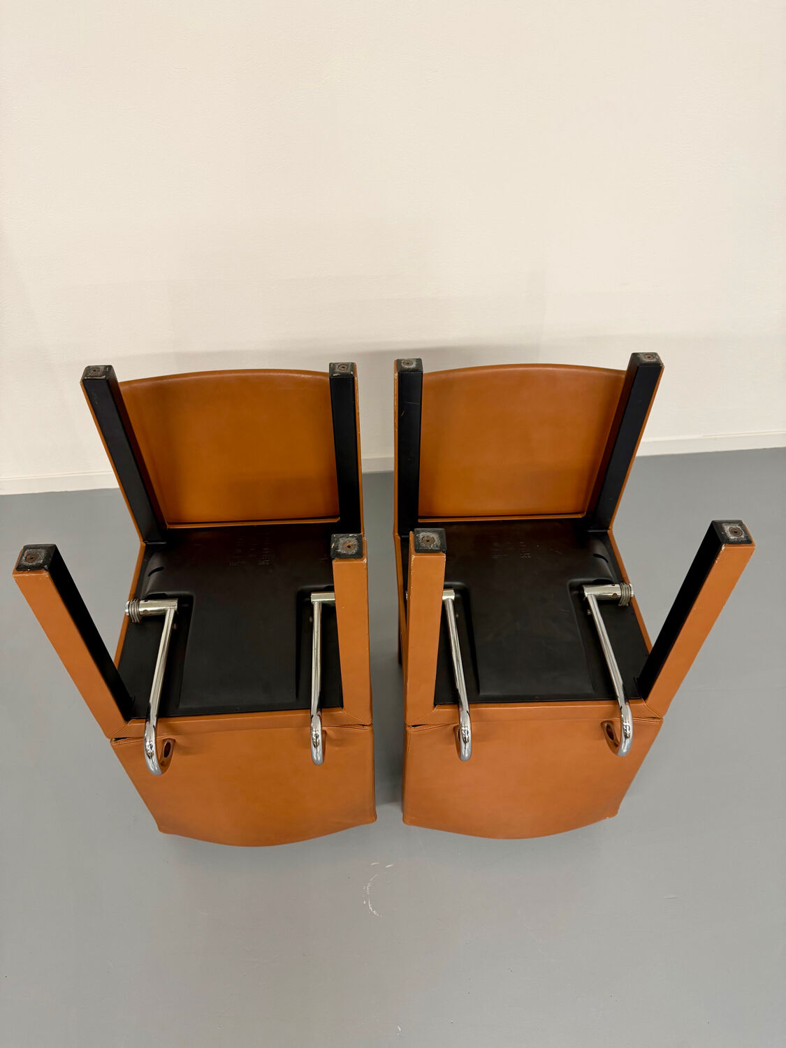 4 camel leather chairs, postmodern design by Paolo Piva for B&B Italia Arcadia.