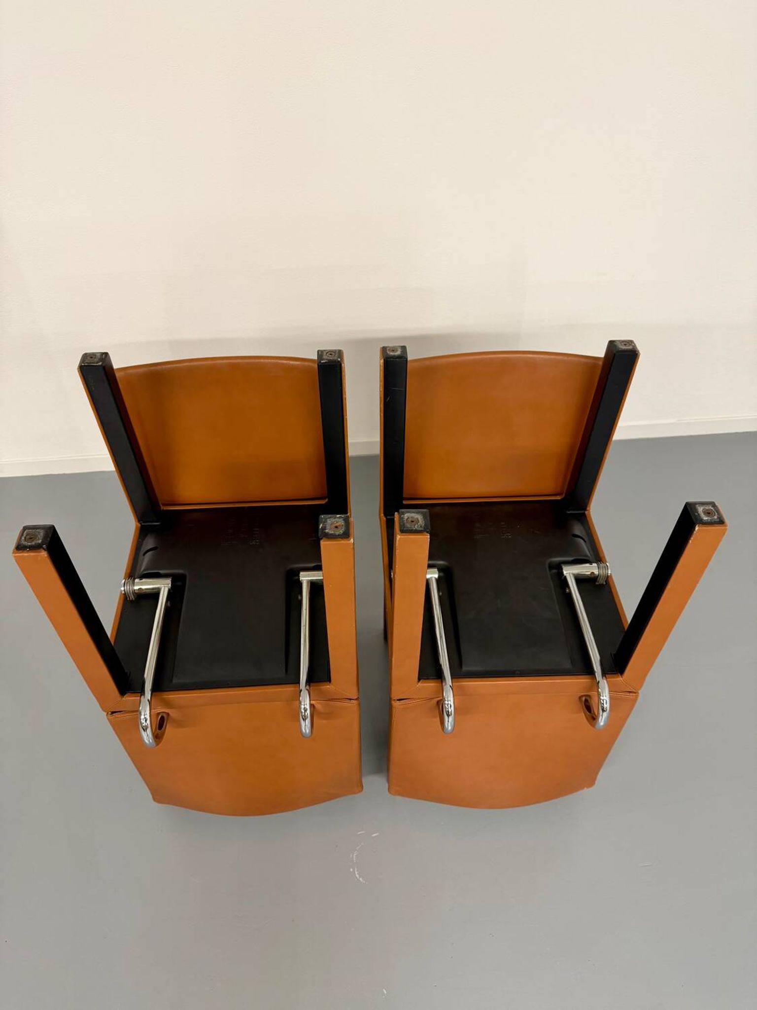 4 camel leather chairs, postmodern design by Paolo Piva for B&B Italia Arcadia.