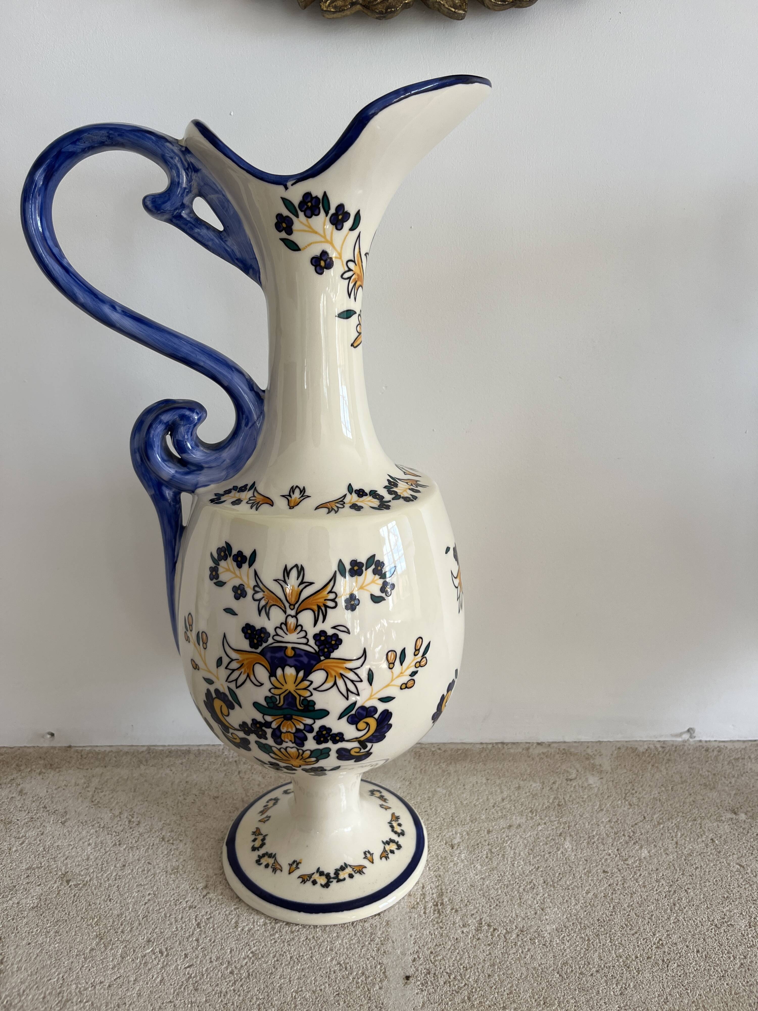 Porcelain jug limcolor