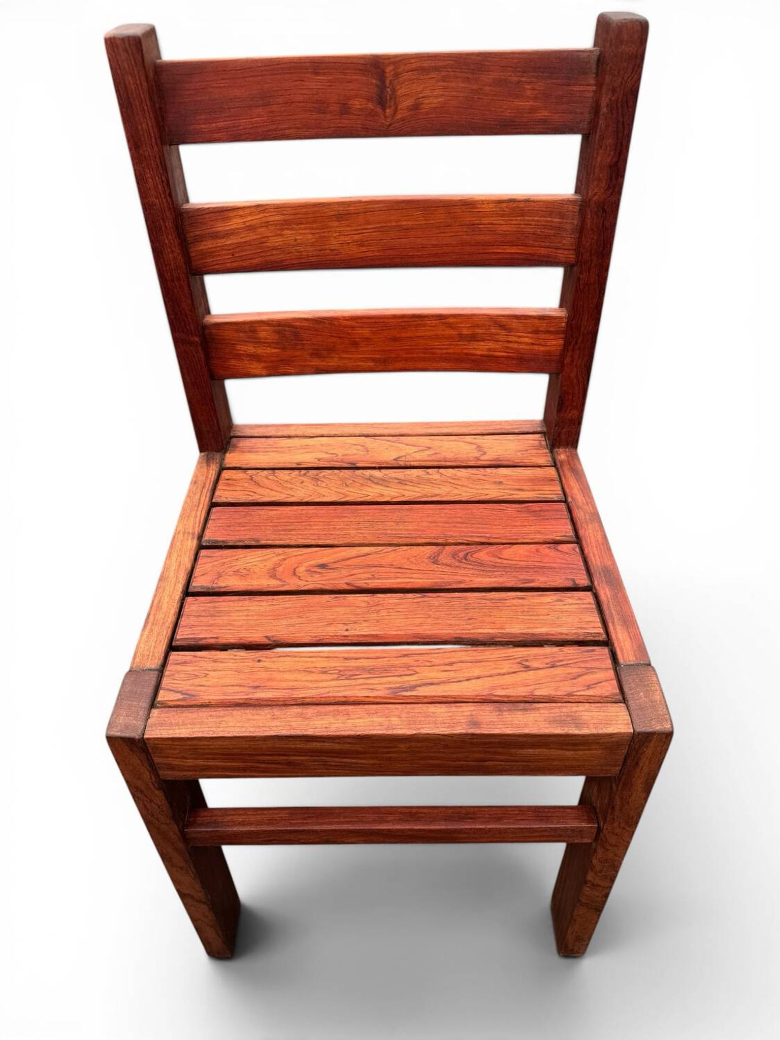 Suite de 8 chaises brutalistes bois exotique massif (essingan) 1960