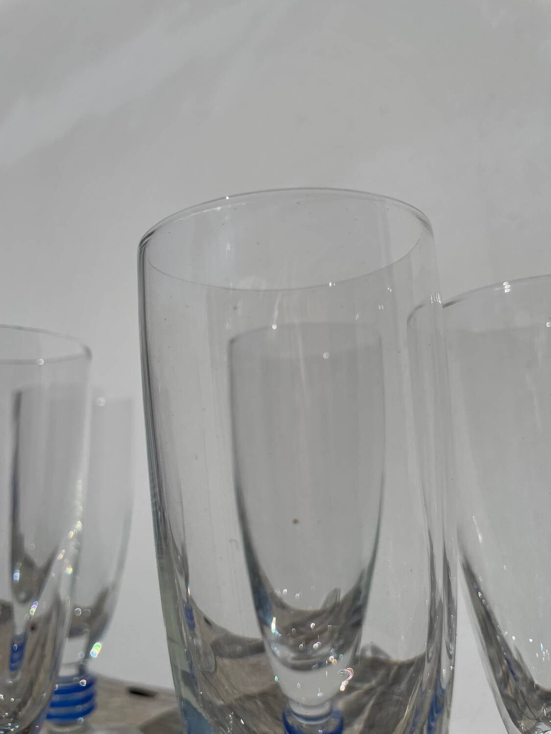 7 flûtes à champagne bleues, 1990