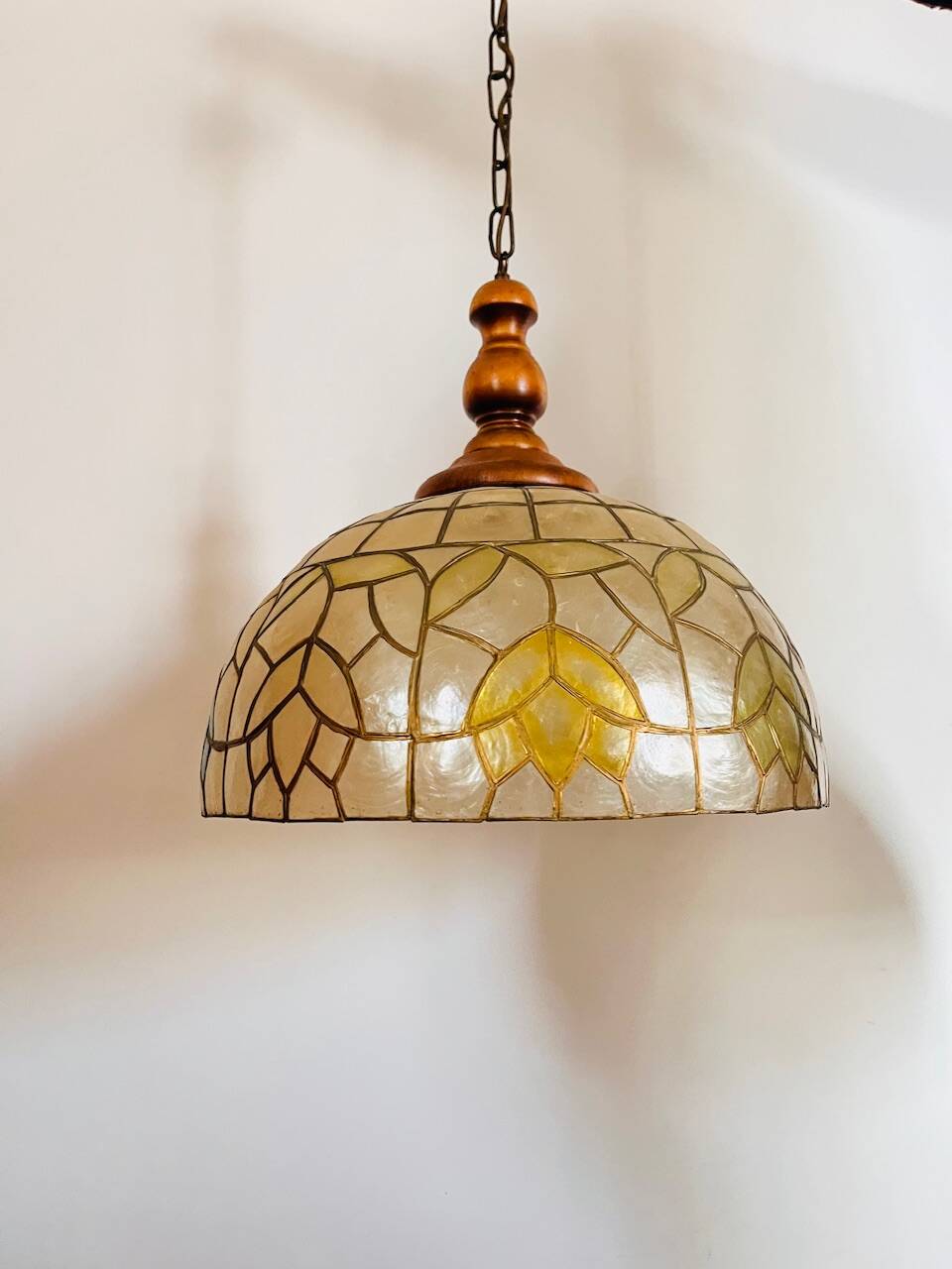 Suspension nacre et laiton, motifs fleuris