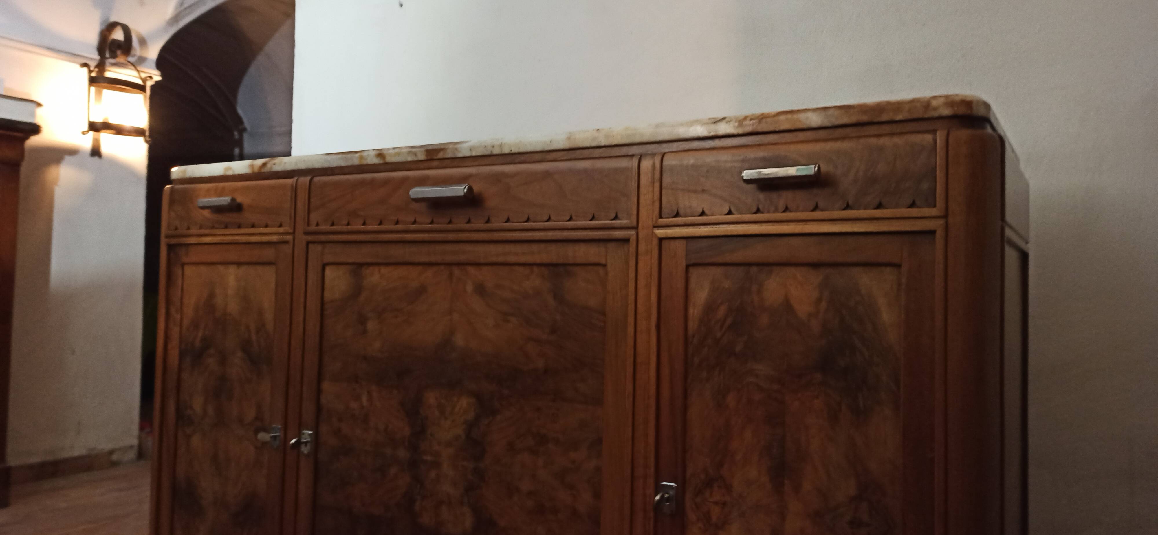Low sideboard from the beginning of the twentieth century in walnut.