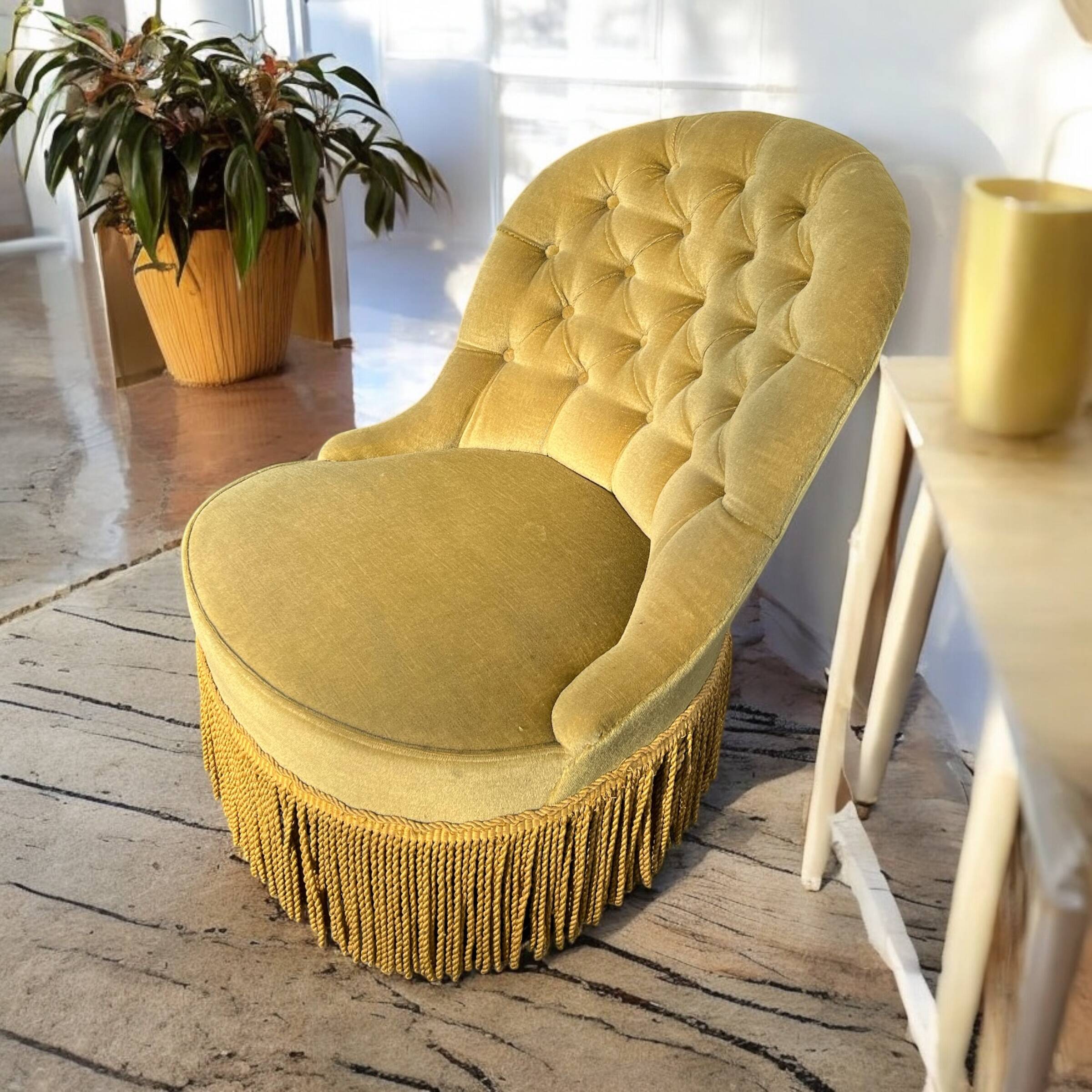 Pink velvet toad chair