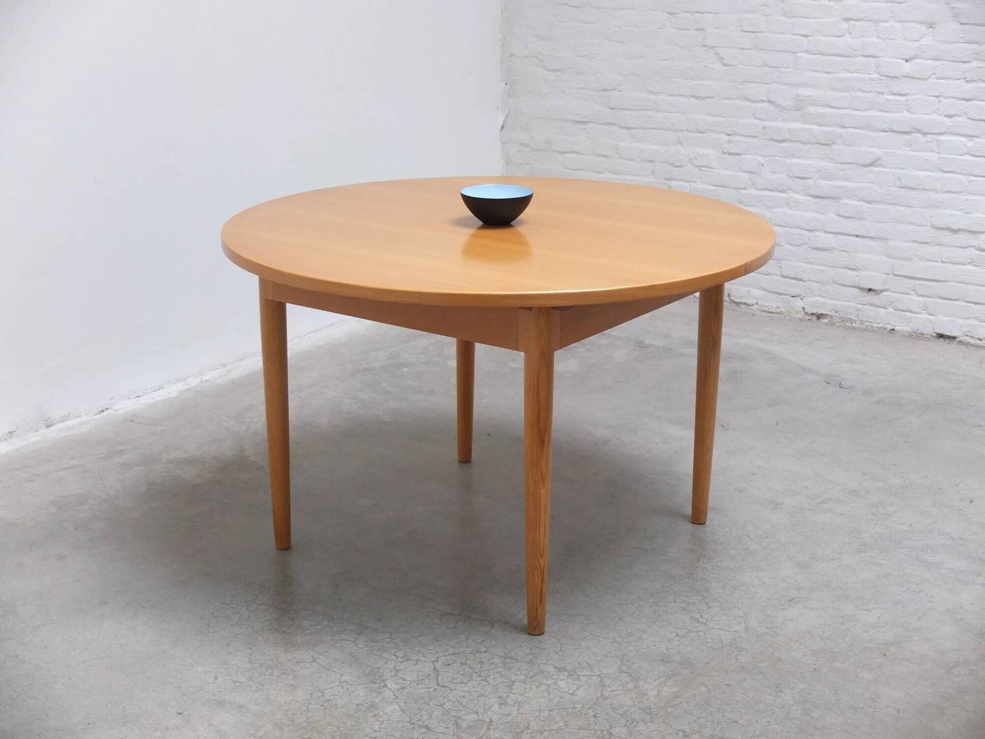 Round extendable dining table in oak by Van Den Berghe-Pauvers, 1970s