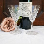 Deux élégants verres à vin en cristal