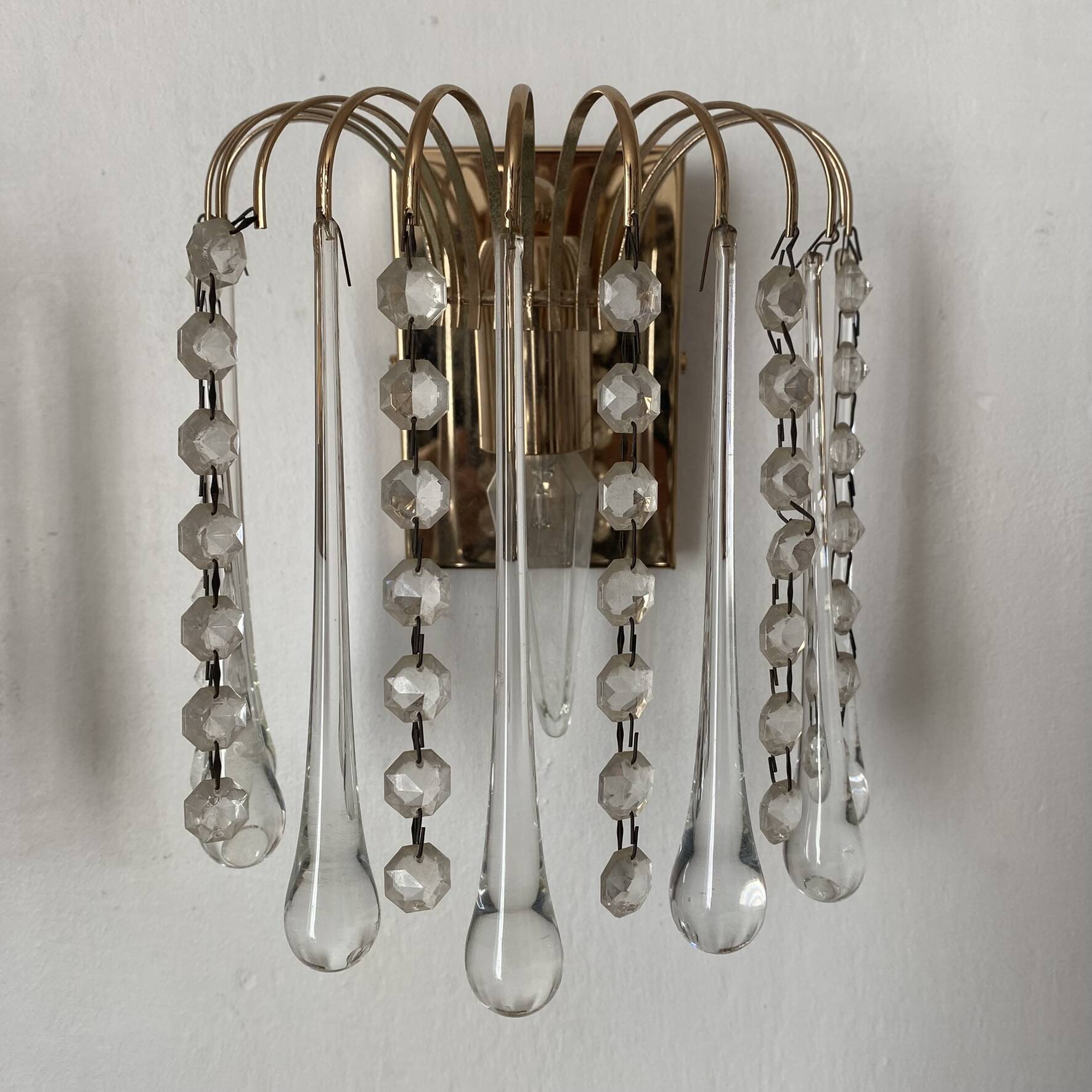 Pair of Italian wall lights Hollywood Regency with pendants and drops.