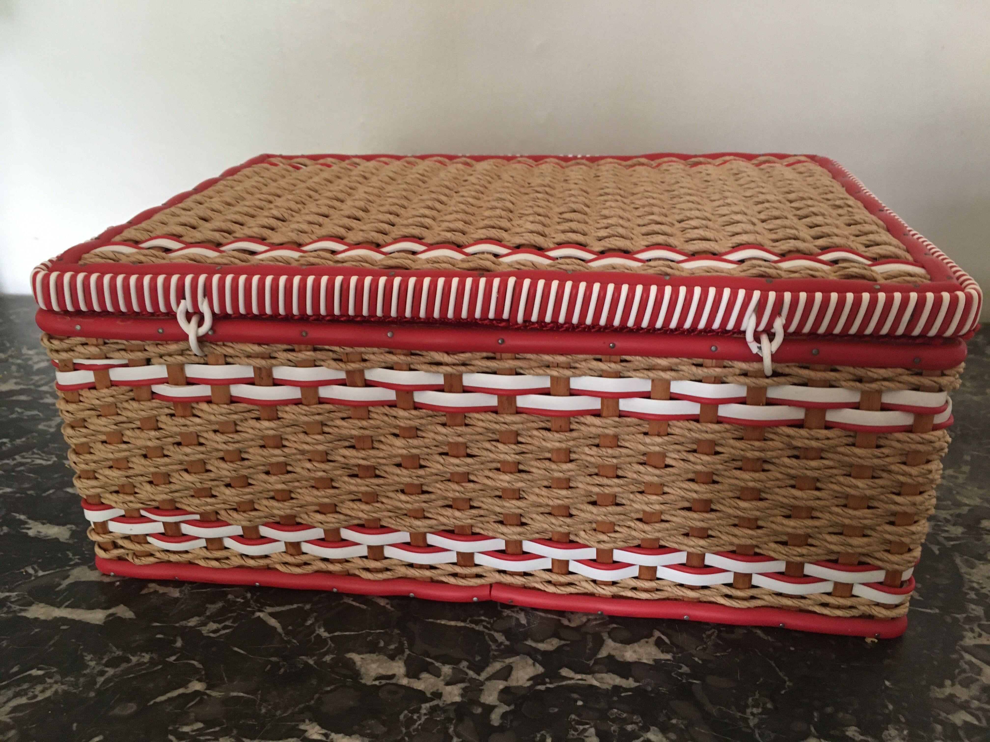 Scoubidou sewing box