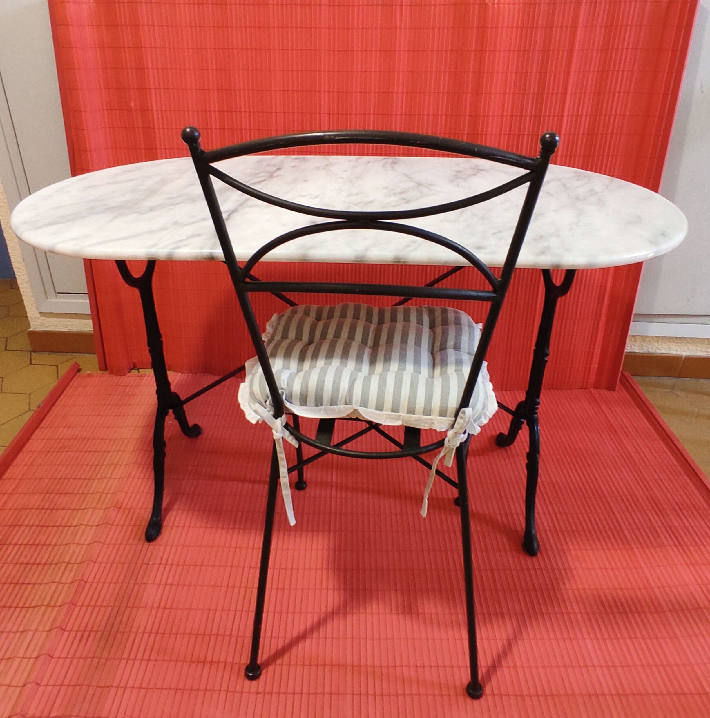 Table bistrot en marbre et pieds en fonte et deux chaises assorties en fonte noire