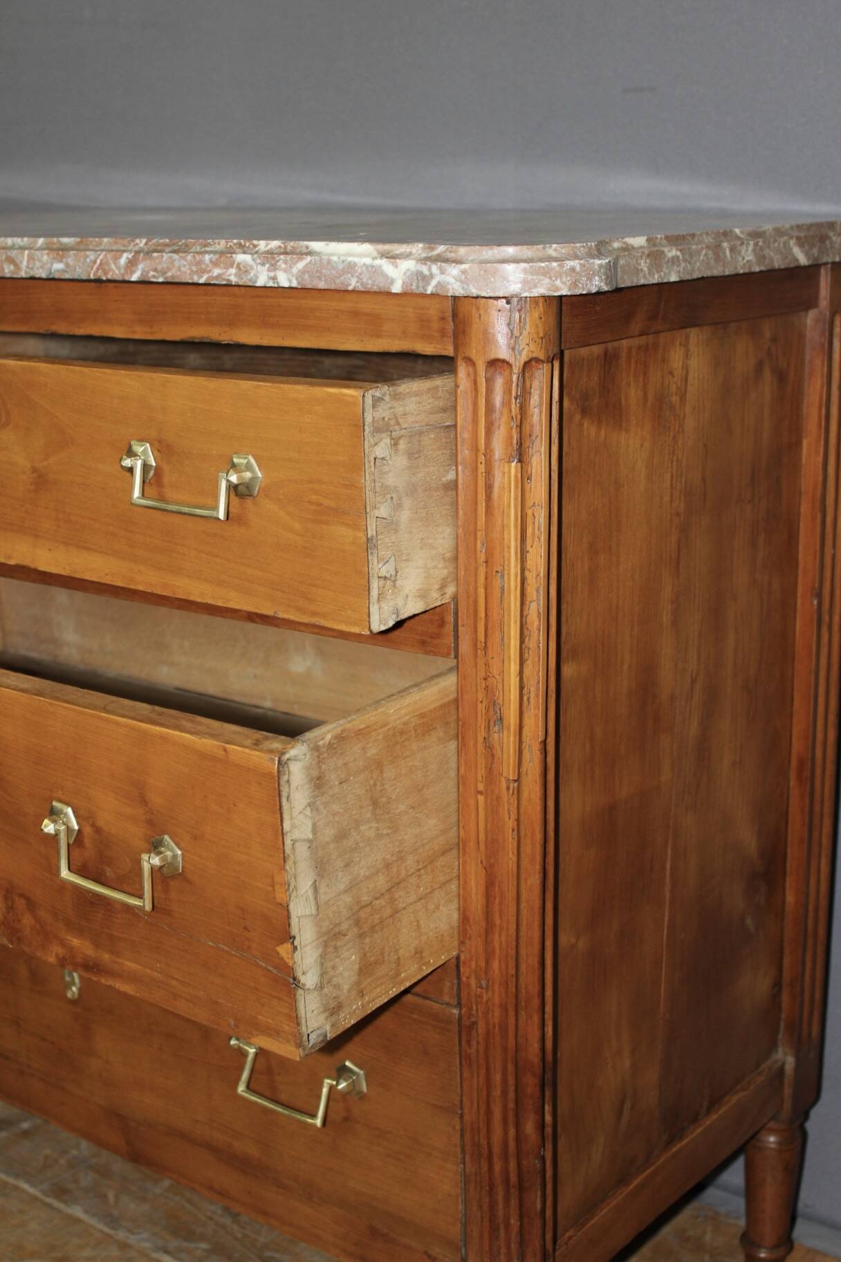 Louis XVI commode in cherry wood, 18th century.
