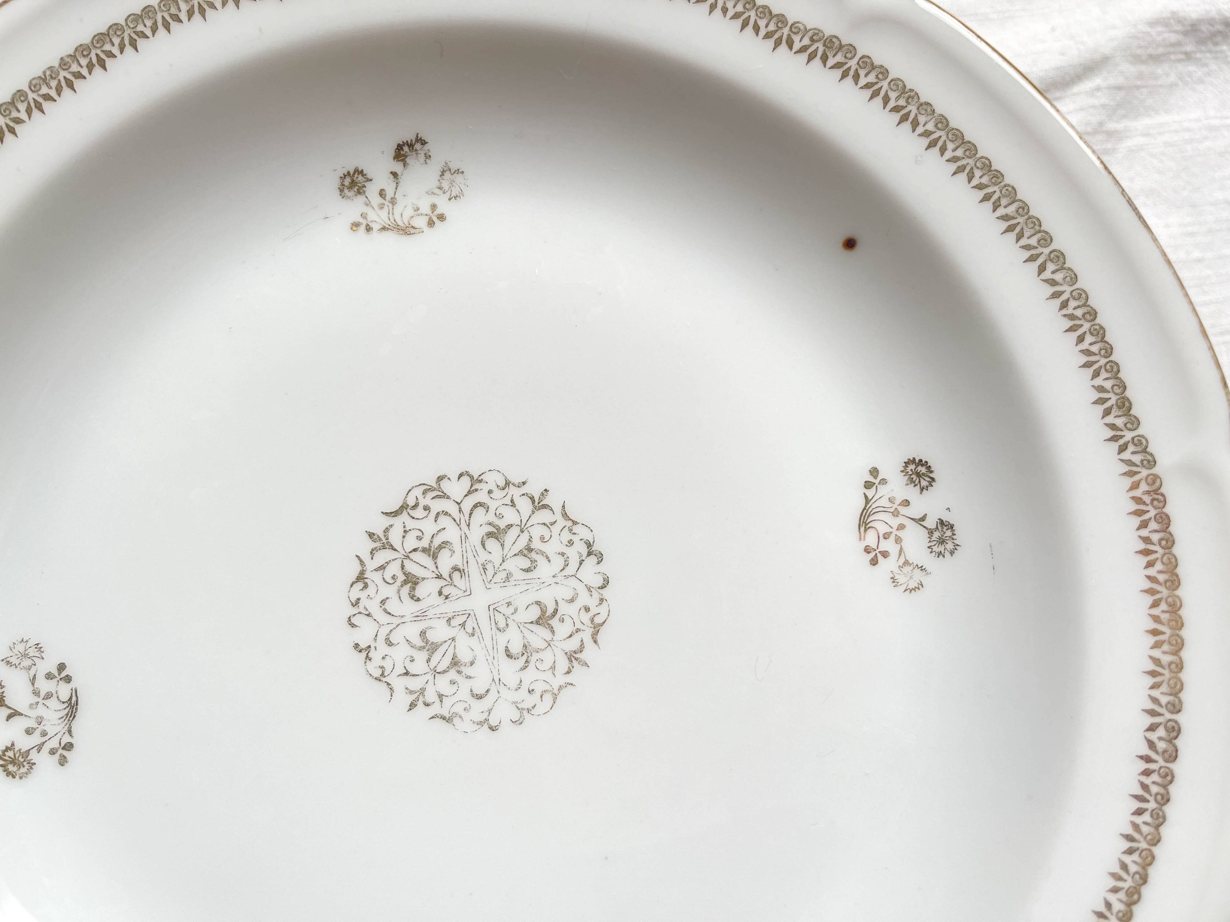 6 Assiettes creuses porcelaine vintage Française motif rosace dorées