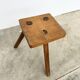 Tabouret brutaliste tripode bois massif claveté