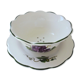 Table table table service decorated with pampres consisting of a drainer and a plate