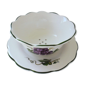Table table table service decorated with pampres consisting of a drainer and a plate