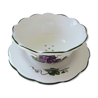 Table table table service decorated with pampres consisting of a drainer and a plate