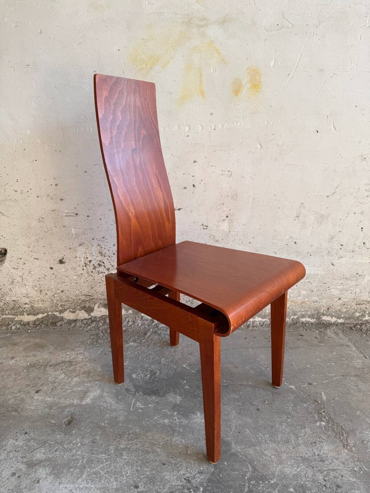 Ensemble de 6 chaises « Molly » en contreplaqué cintré brun cerisier foncé de Finazzer — Postmodernisme italien des années 1980