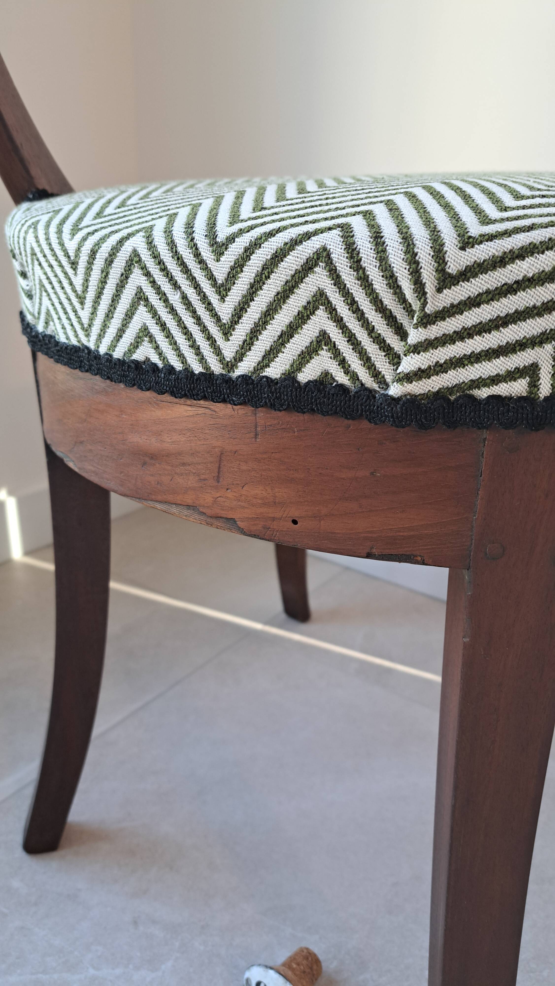 Pair of mahogany gondola chairs – Empire style – 20th century, restored