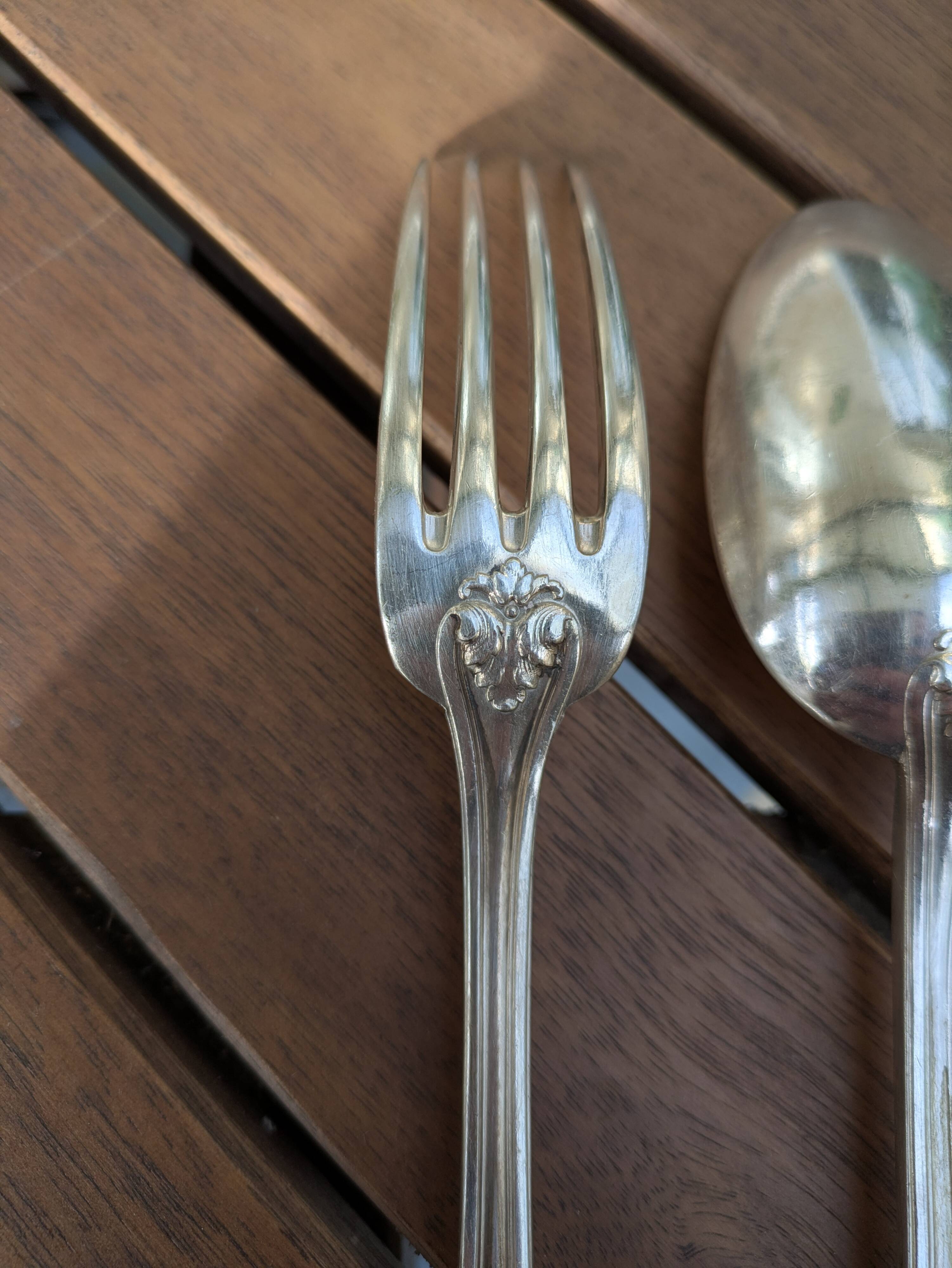Set of 12 silver plated forks and 12 spoons 84g