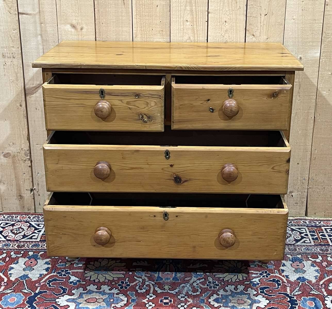 English chest of drawers from the end of the 19th century in fir