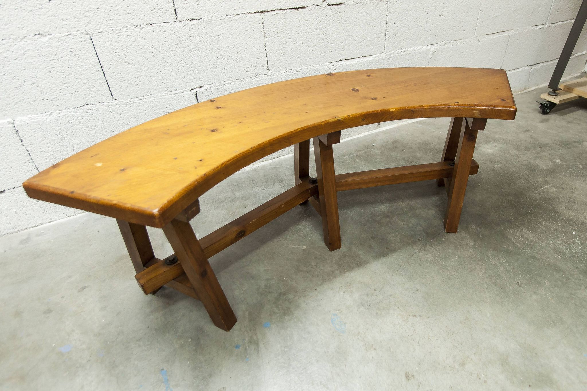 Brutalist ensemble round table 113cm and its 4 rounded stools 1960