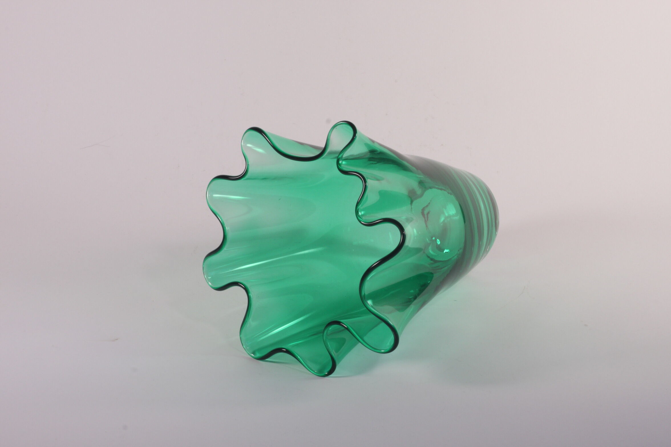 Vase fazzoletto en verre vert ou vase mouchoir, années 1950.