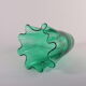 Vase fazzoletto en verre vert ou vase mouchoir, années 1950.
