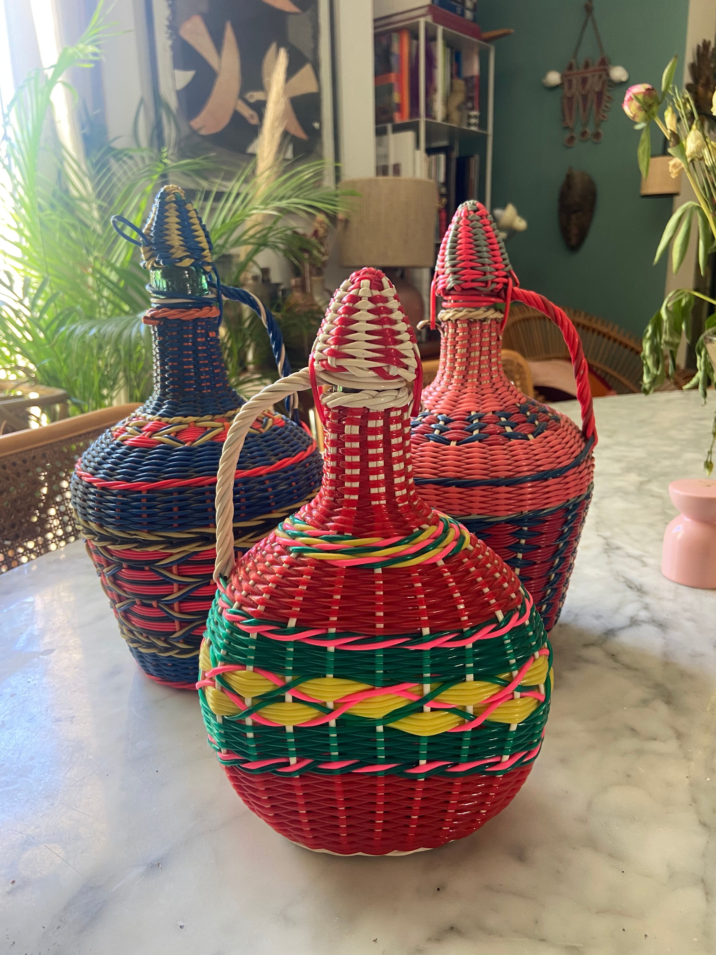 Trio de bouteilles en scoubidou vintage