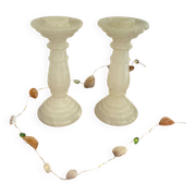 Paire de bougeoirs en albâtre