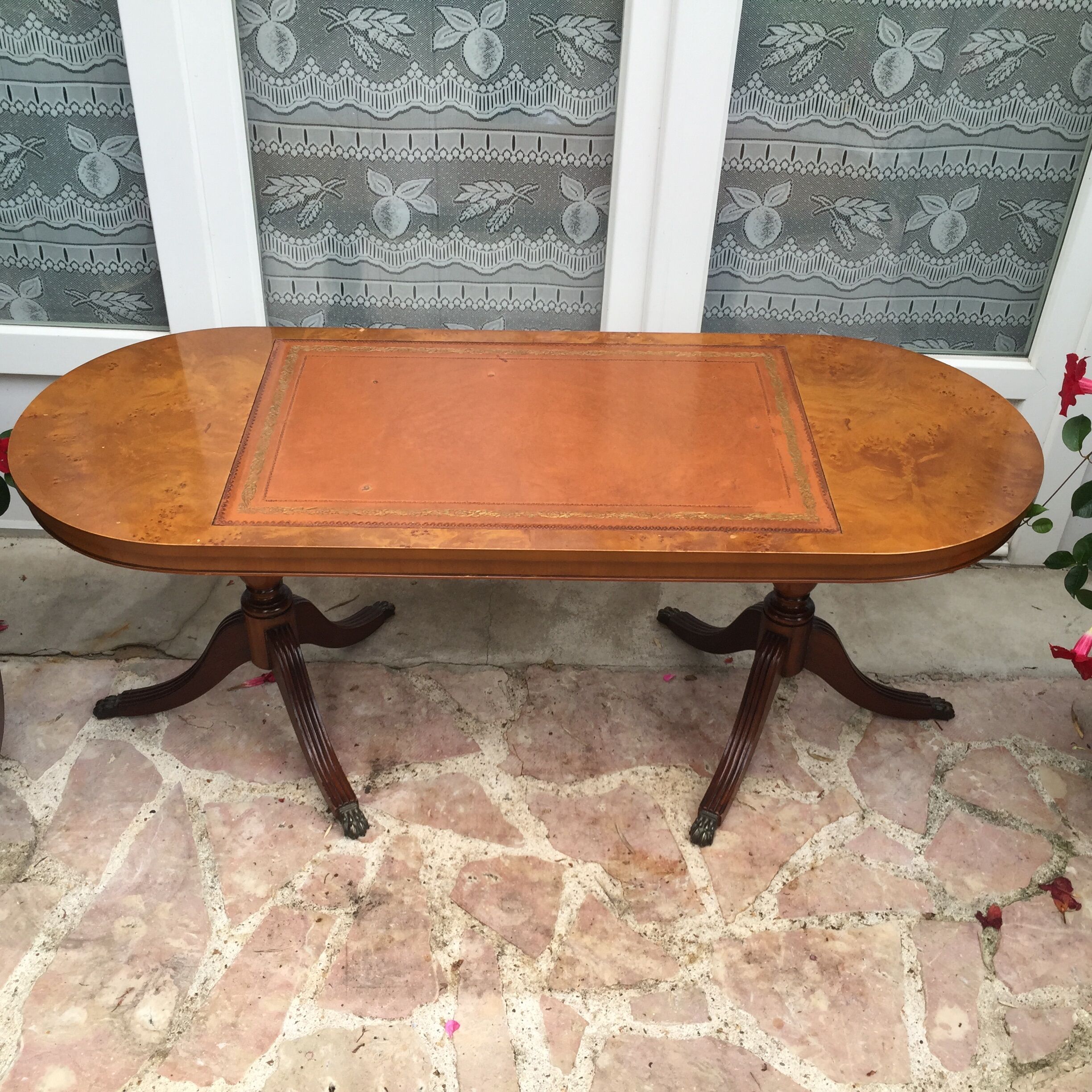 Coffee table in Cherry and magnifying glass to drown