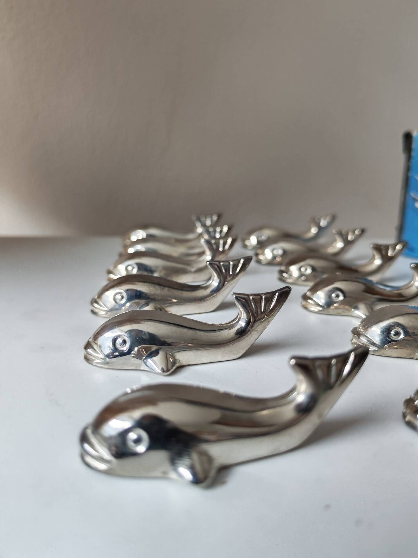 12 silver metal whale knife rests