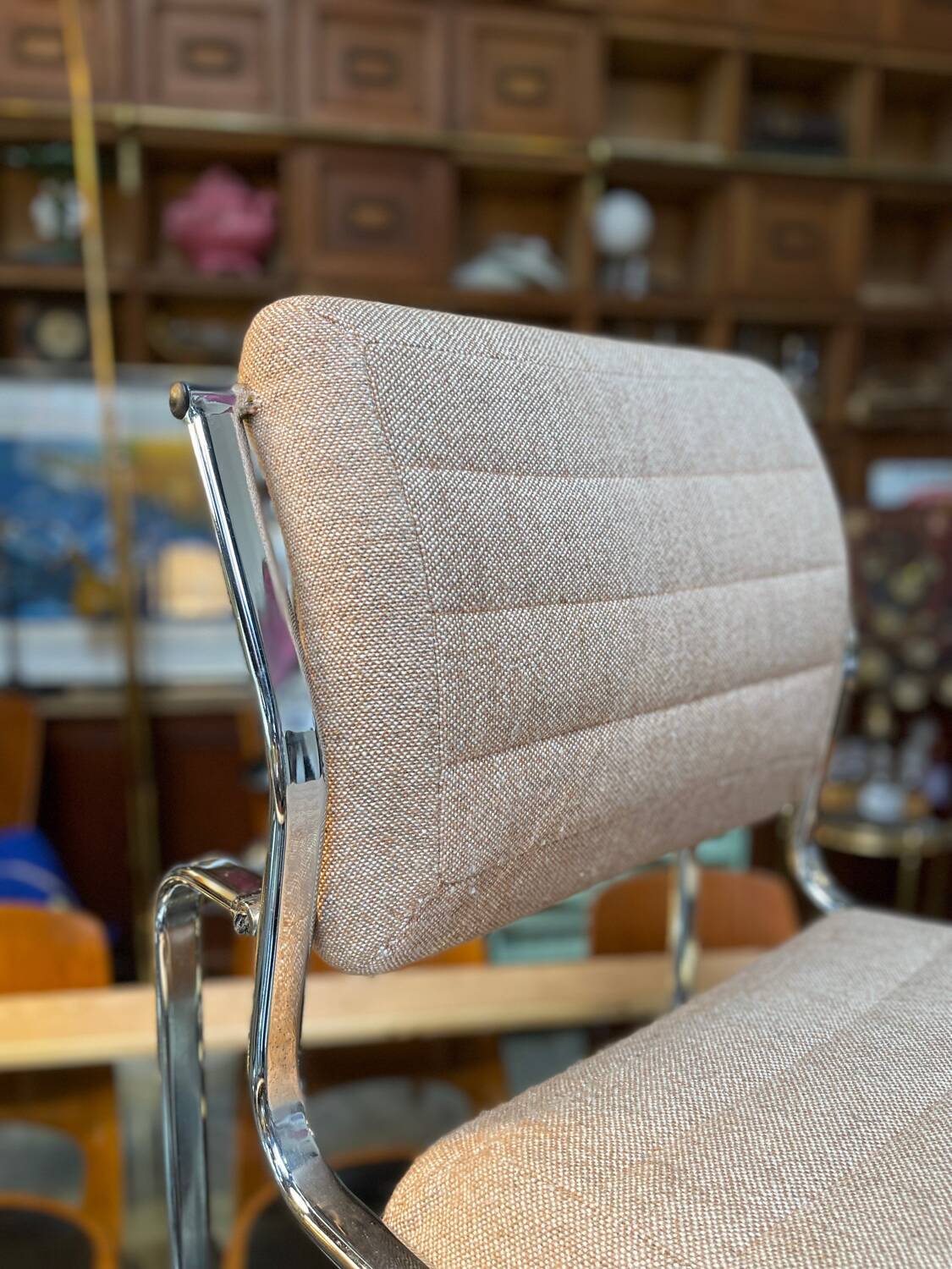 Fauteuil / chauffeuse de salon tissus et chrome Atal 1970